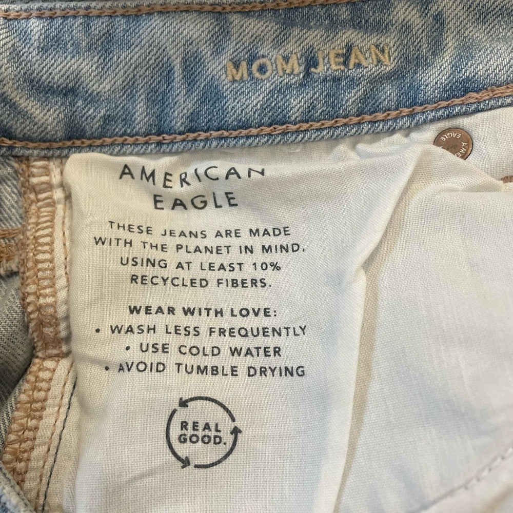 American Eagle Distressed Mom Jeans Size 4 Long Light Wash Blue Denim Staple - Picture 5 of 7